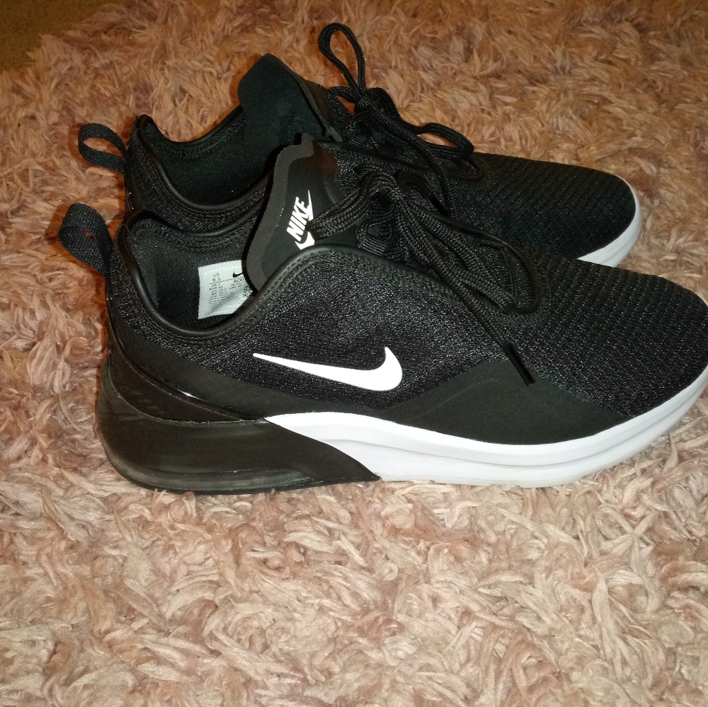 NEW Nike air max motion 2